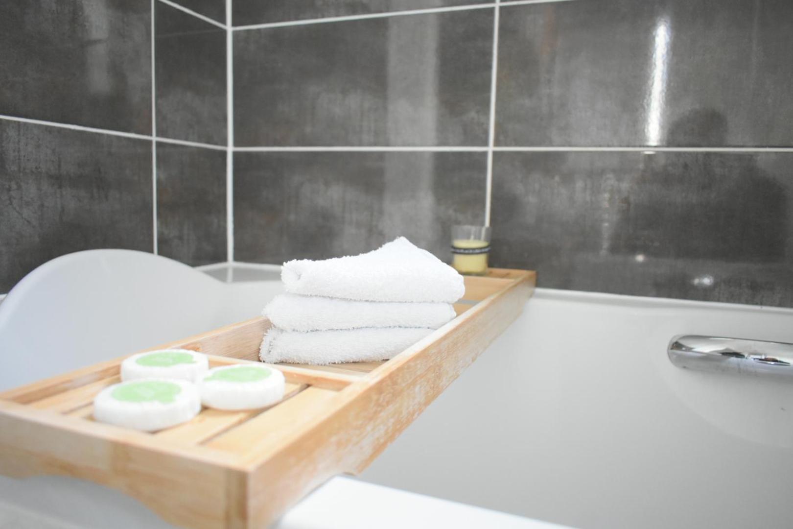 Luxury 2 Bedroom Northampton Townhouse With Balcony ภายนอก รูปภาพ